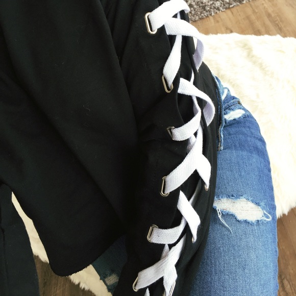 CLEARANCE♻️NO OFFERS. Laced semi crop sweater - Picture 2 of 6