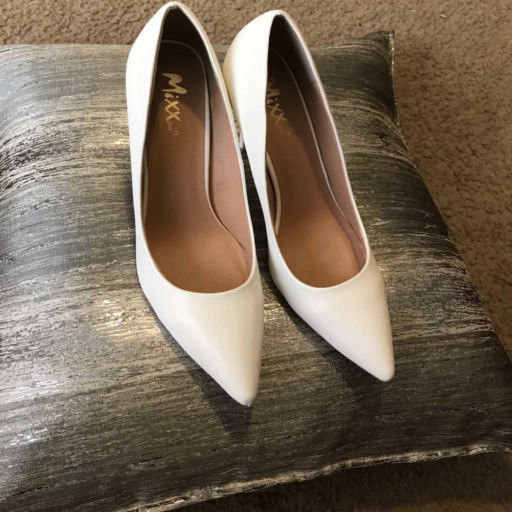 NWOT white Pumps