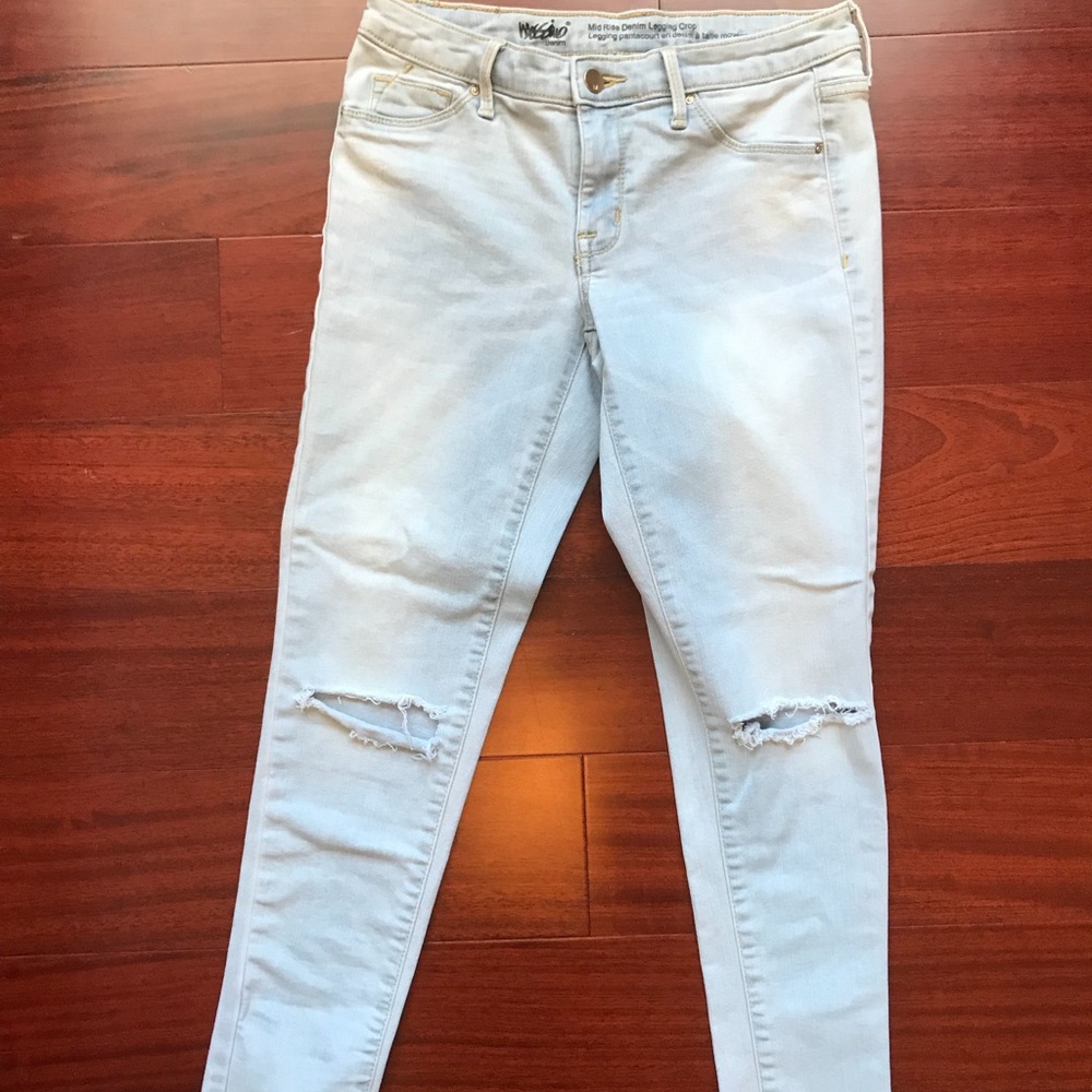 Light wash distressed cropped skinny jeans