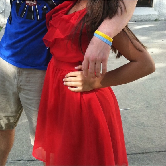 Red Dress - Picture 4 of 4