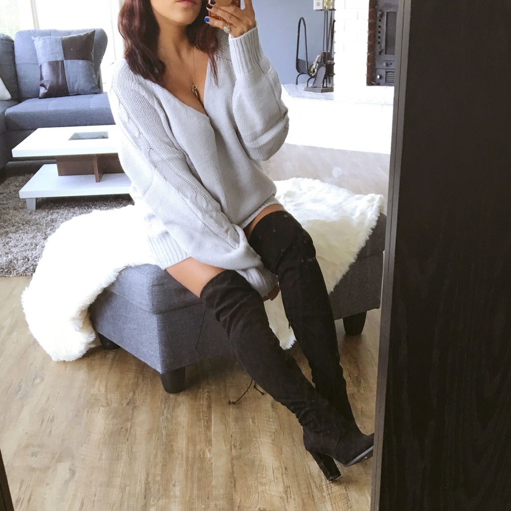 CLOSET CLEAR OUT⏩ LAST ONE_ Gray V neck sweater - Picture 6 of 8