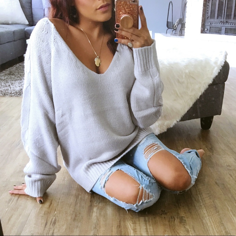 CLOSET CLEAR OUT⏩ LAST ONE_ Gray V neck sweater - Picture 3 of 8
