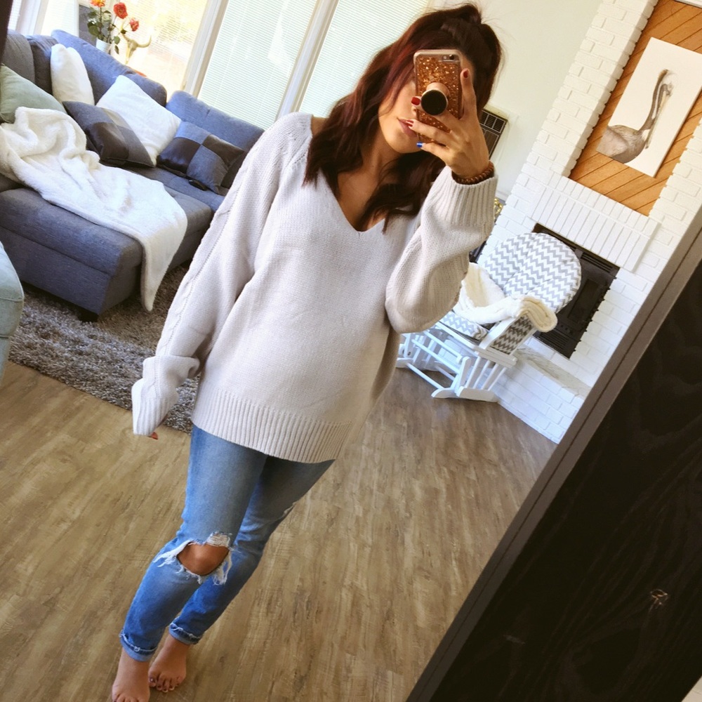 CLOSET CLEAR OUT⏩ LAST ONE_ Gray V neck sweater - Picture 2 of 8