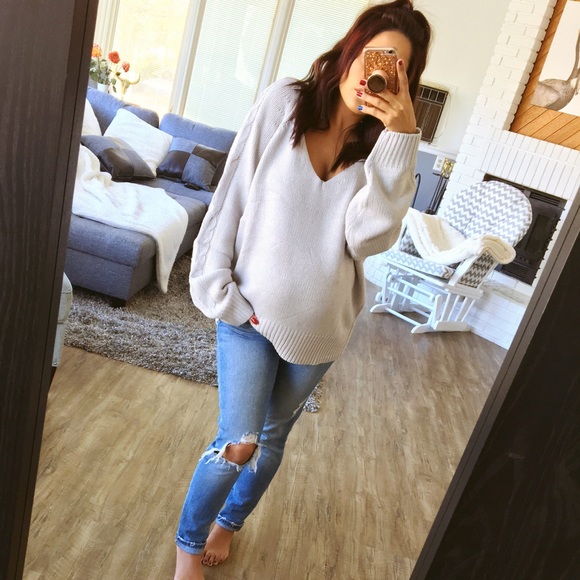 Sweaters - CLOSET CLEAR OUT⏩ LAST ONE_ Gray V neck sweater