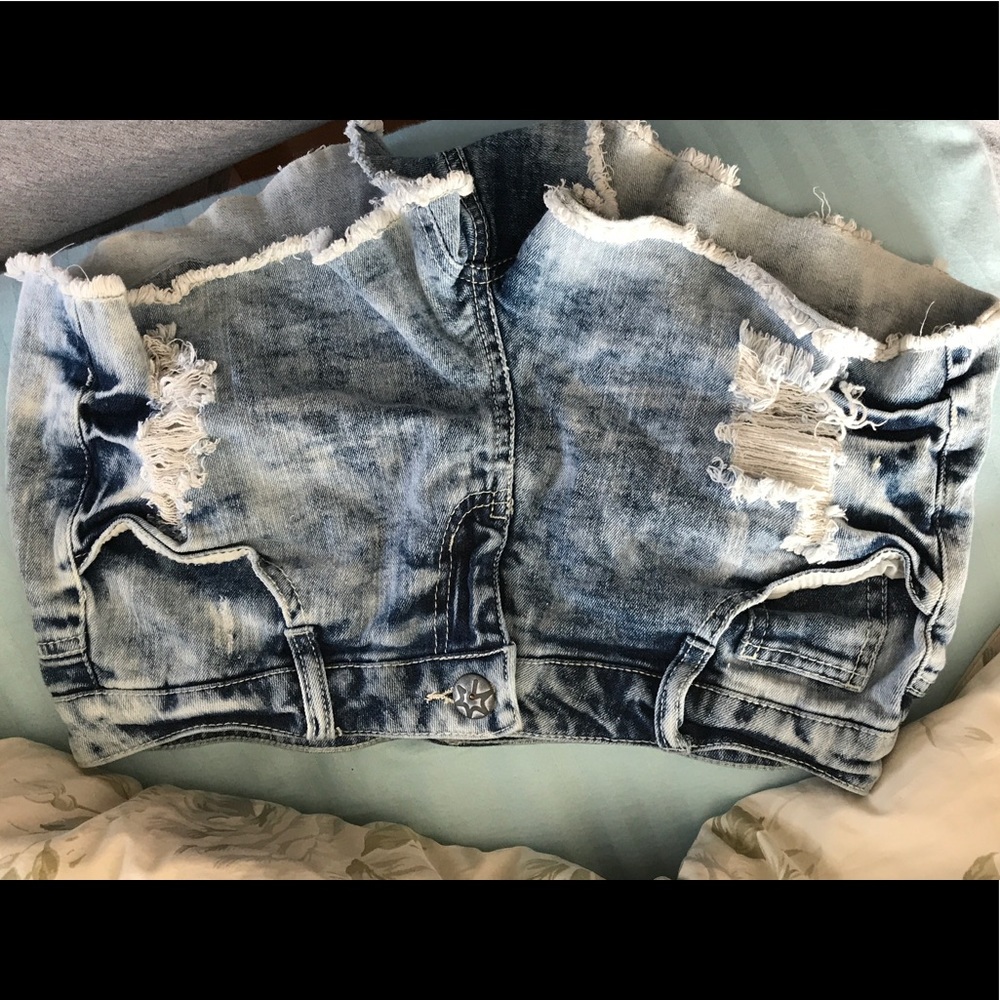 Acid wash frayed at the leg shorts