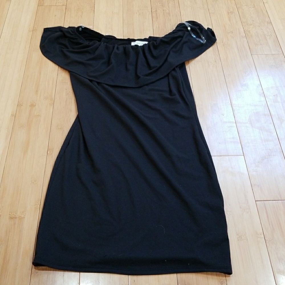 Off shoulder flare shoulder tight dress