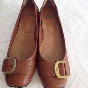 Yuu Brown flats with Gold buckles