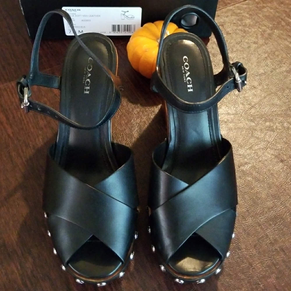 Vegan leather chunky heel. - Picture 2 of 7