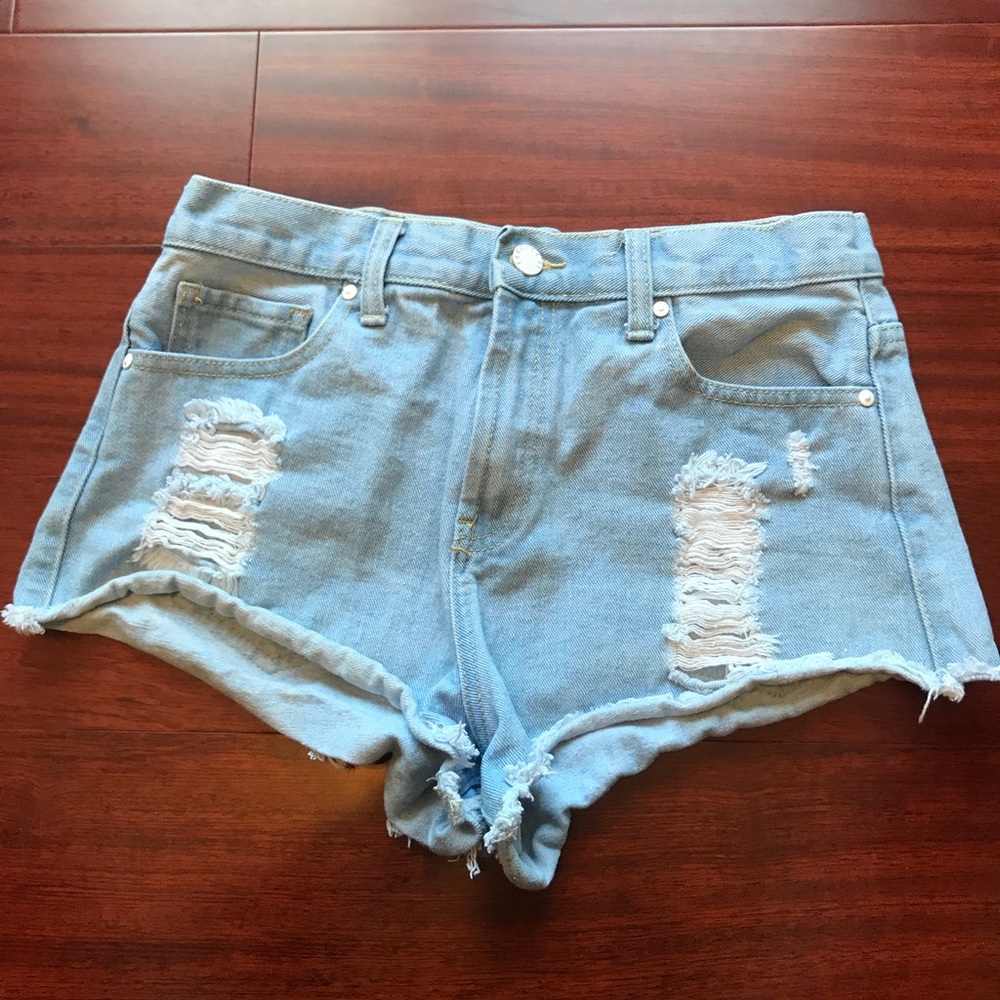 Light wash daisy duke distressed shorts