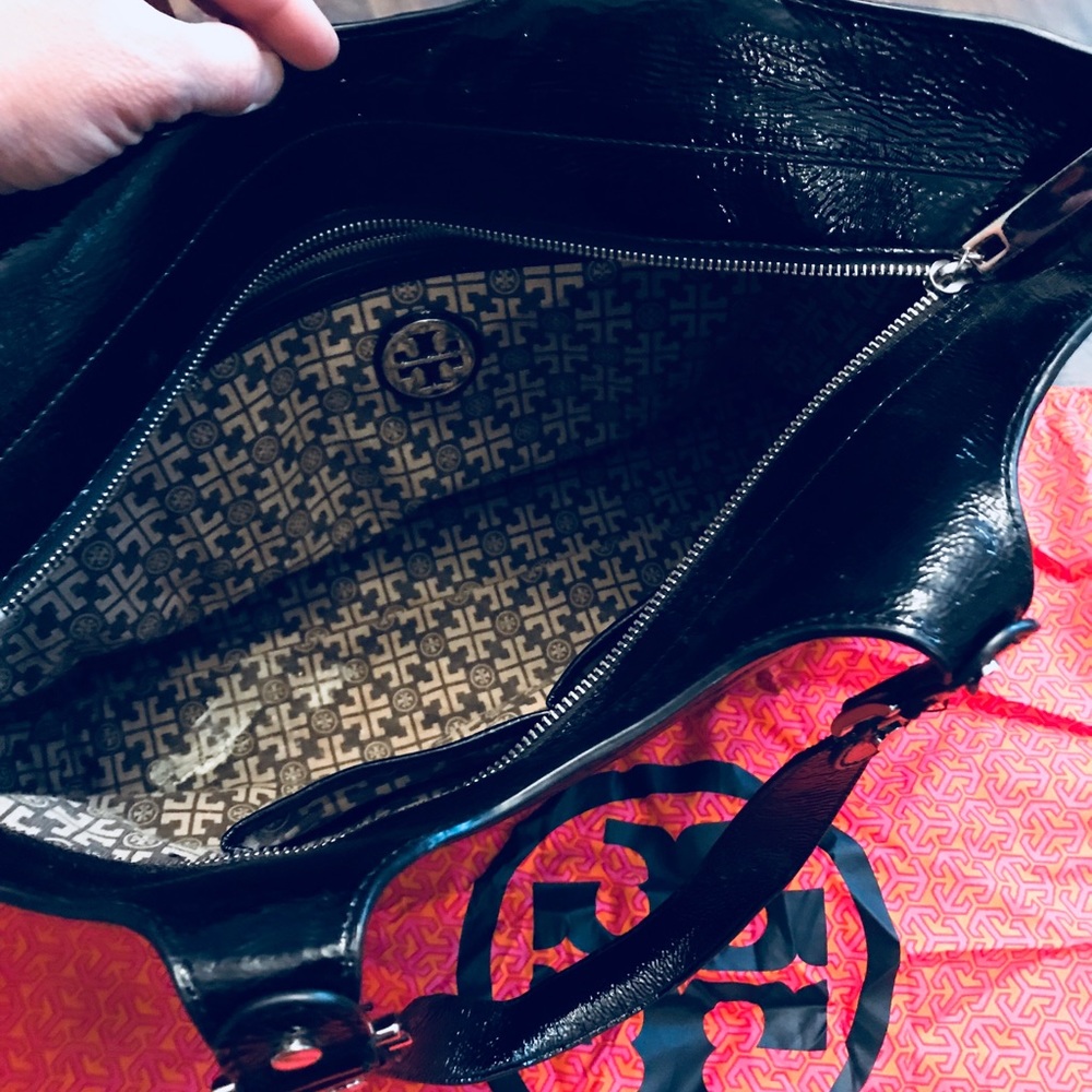 🚫SOLD🚫Tory Burch Large Logo Black Leather Tote - Picture 6 of 6