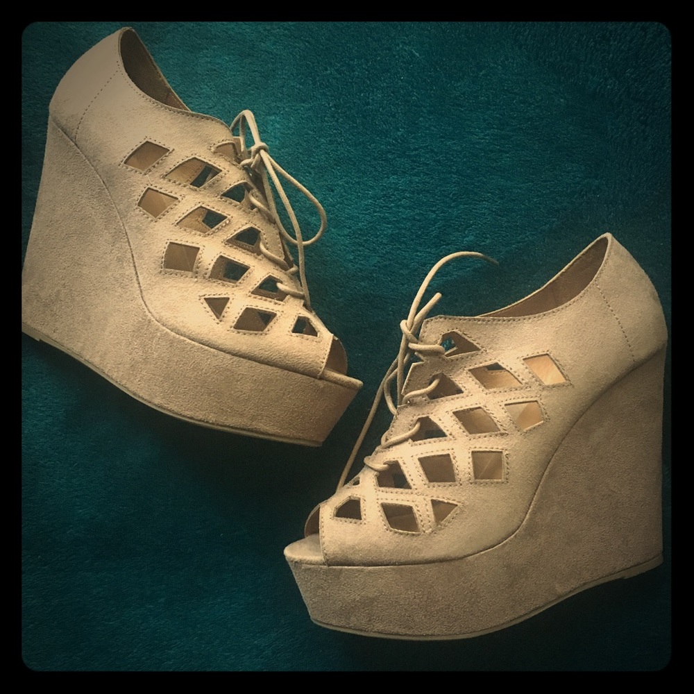 Open toe caged wedge heels 👠