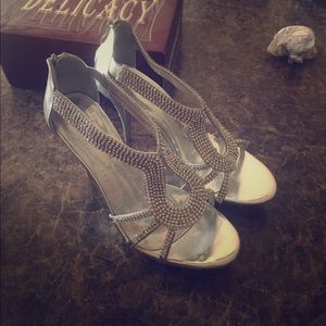 Delicacy heels size 10. Never wore.