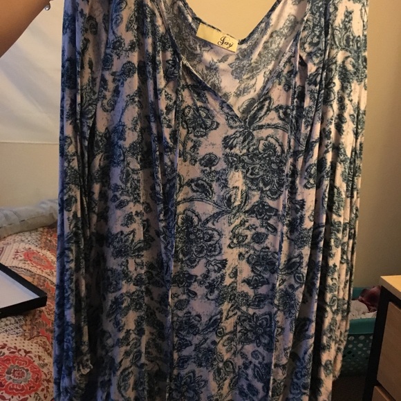 shirts/dresses - Picture 6 of 6