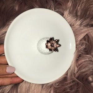 White, rose gold pineapple jewelry holder