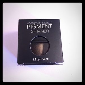 NIP Younique Eye Pigment in Confident (Shimmer)