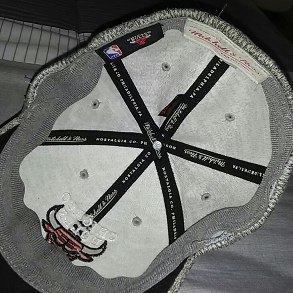 Mitchell and ness bulls hat - Picture 3 of 3