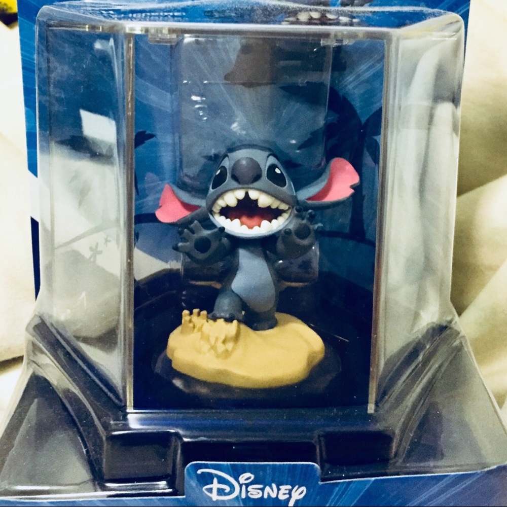 Disney Infinity 2.0 Stitch figure & display case