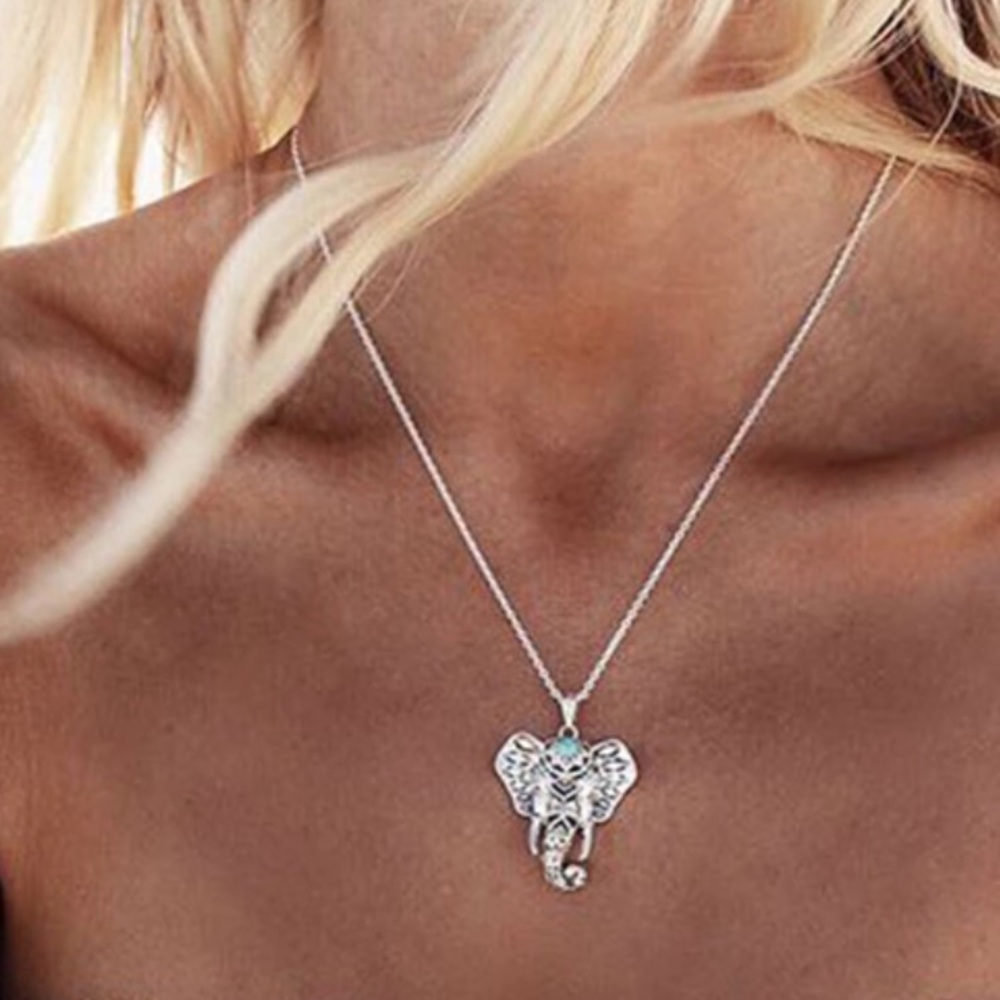 NWT cute elephant necklace