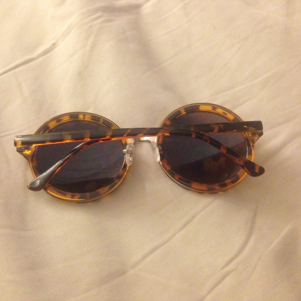 Quay round sun glasses