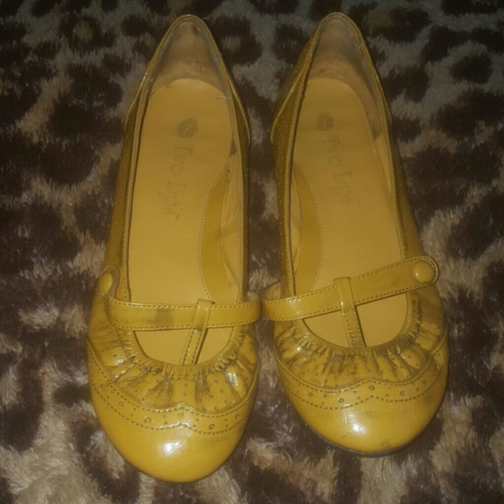 Yellow Two Lips Flats