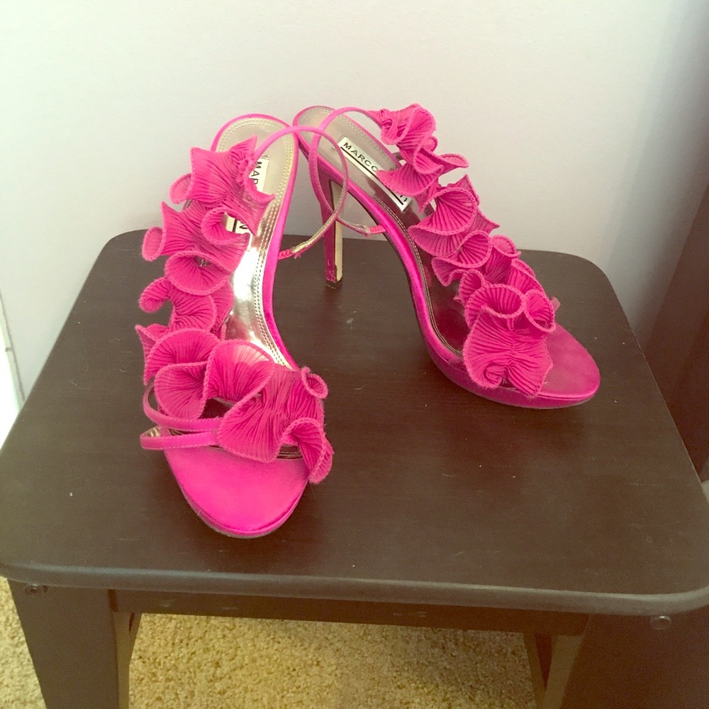 Fuchsia statement heels. HOT!