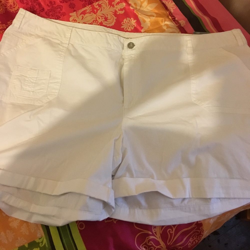 Fashion Bug white cargo shorts. NWT size 30W