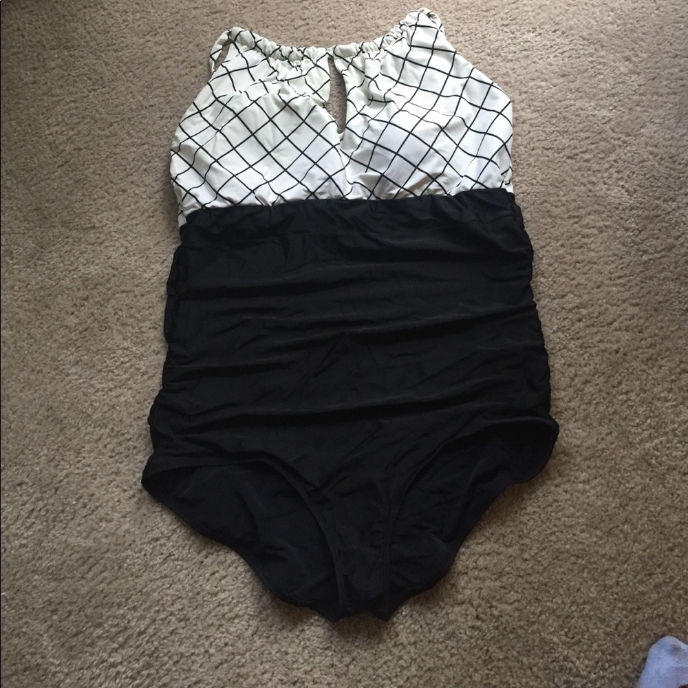 Plus size keyhole bathing suit