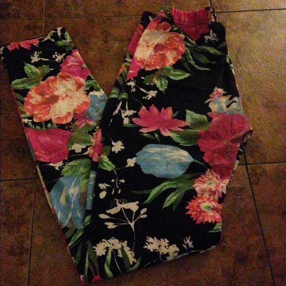 One size fits all black floral leggings