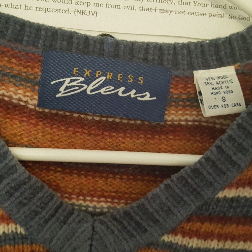 Express V-neck sweater - Picture 2 of 3