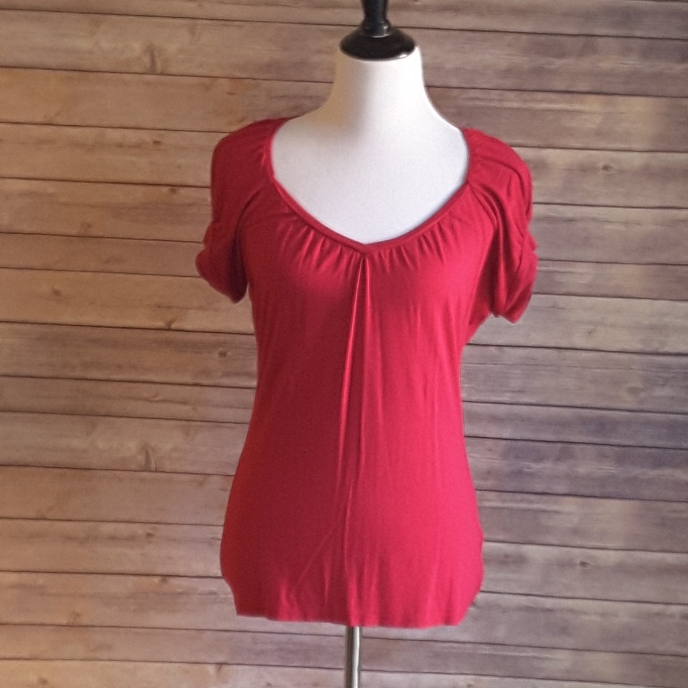 The Limited magenta short sleeve v-neck top. Size