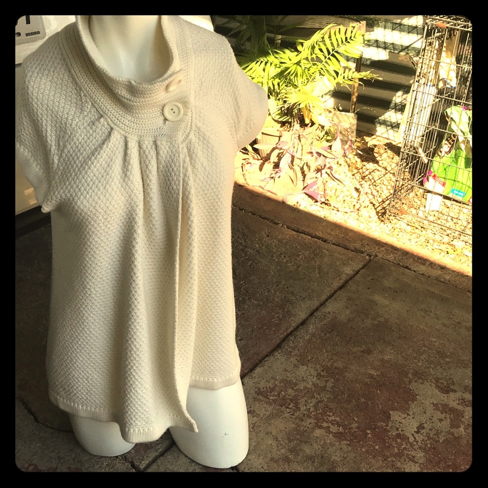 Short sleeve sweater .