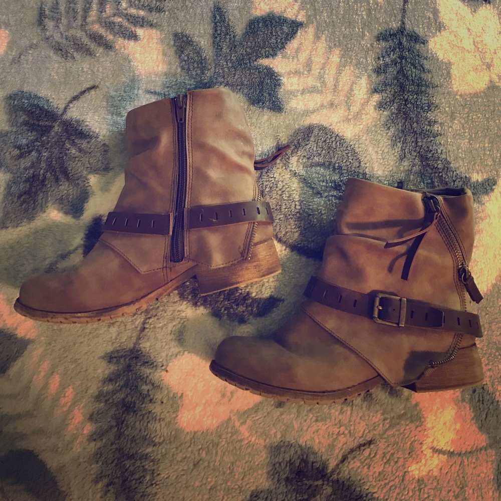 Brown Ankle-Length Boots With Buckles