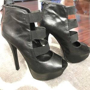 Steve Madden. Patent leather, black heels.