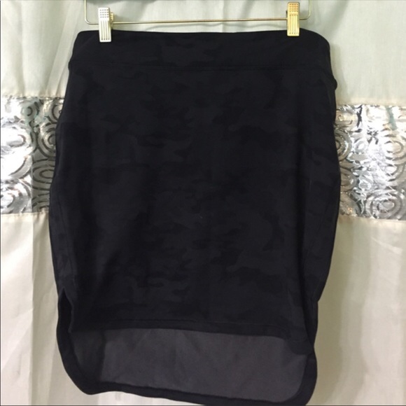 Dresses & Skirts - Lululemon city skirt sz 8
