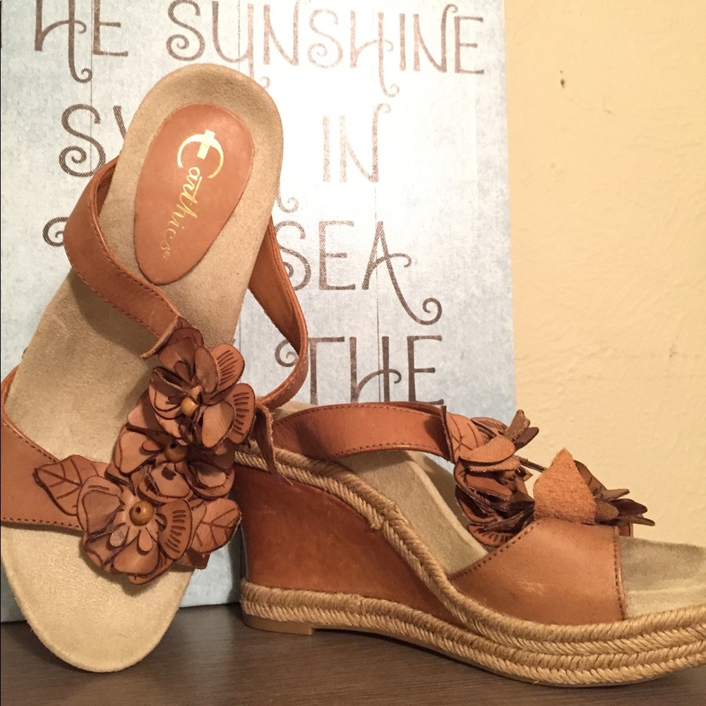 Earthies sand flower Leather wedges
