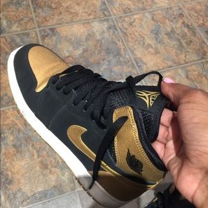 Gold and black Carmelo 1's