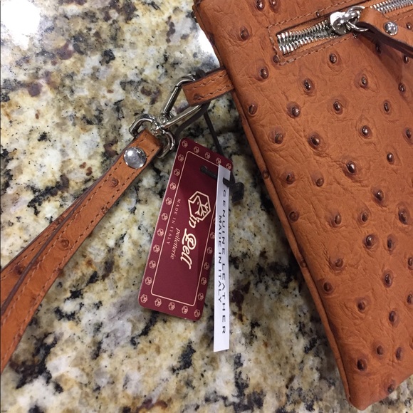 Valentina by In Pell Pebbled Leather Wristlet/New - Picture 2 of 7