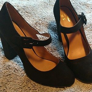 Black pumps.