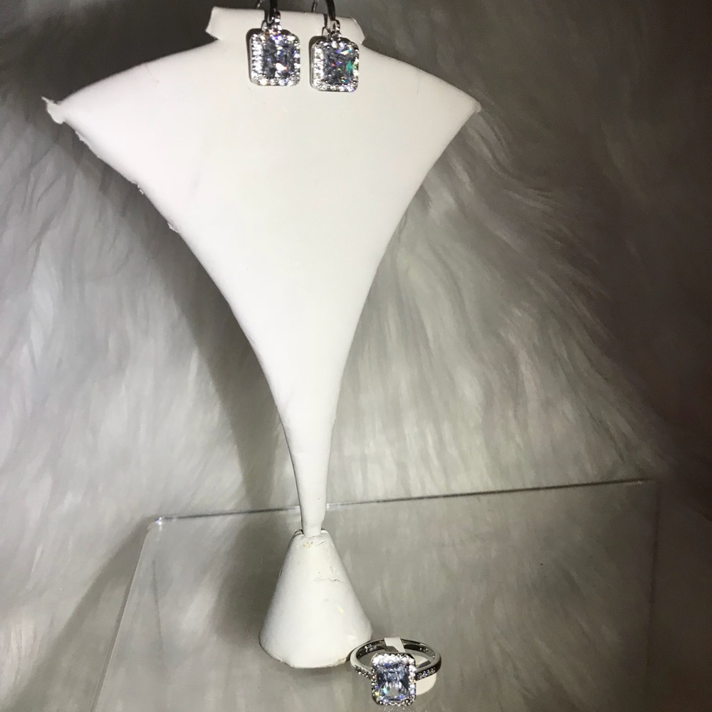 Gorgeous sparkling silver ring and earrings set - Picture 2 of 4