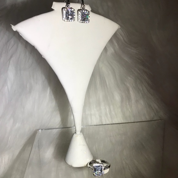 Gorgeous sparkling silver ring and earrings set - Picture 2 of 4