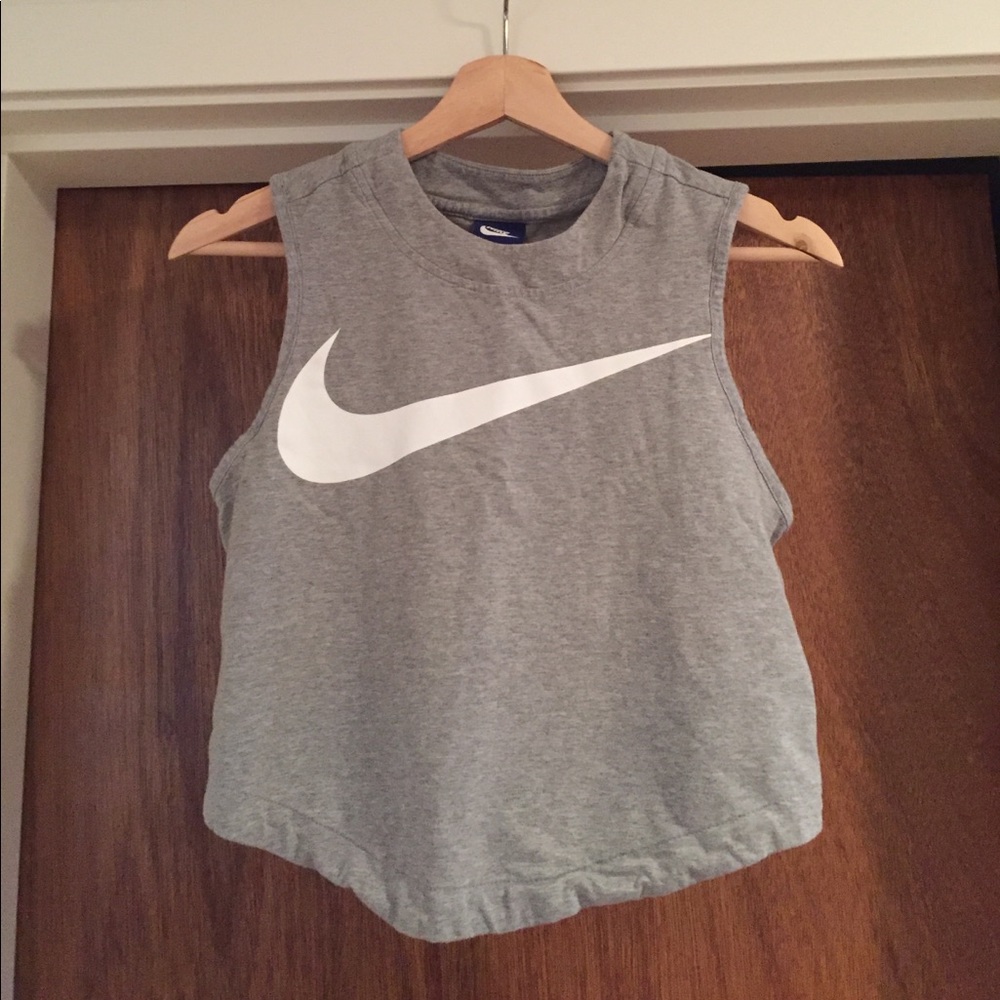 Brand new (w/o tags) Nike crop top