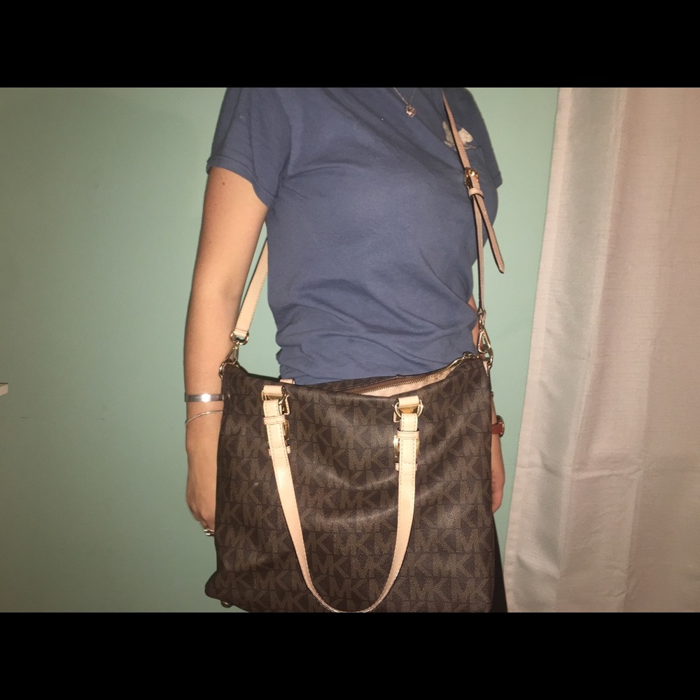 Michael kors purse, practically new!