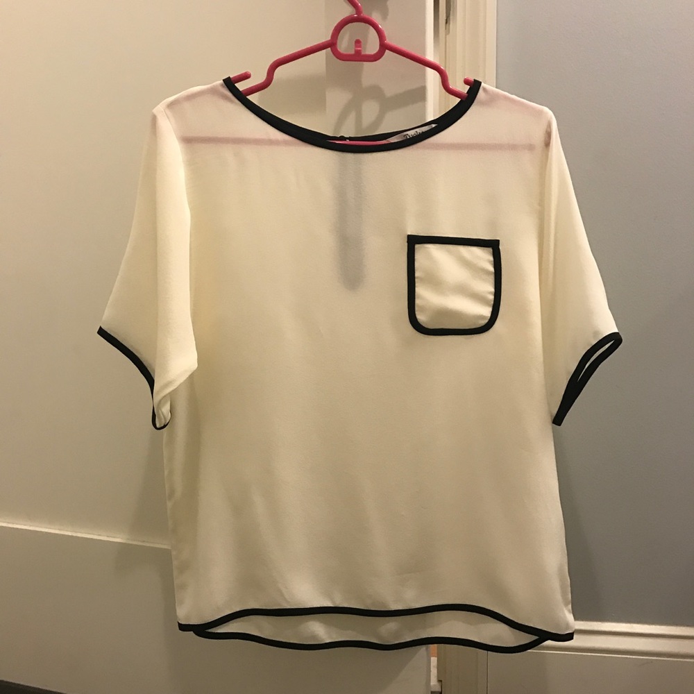 🎉HP🎉Tucker White/Cream & Black Blouse w/ Pocket