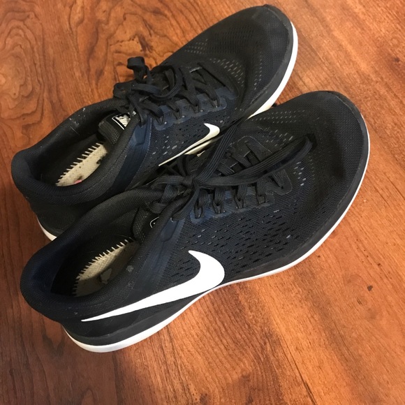 Black nike shoes - Picture 1 of 4