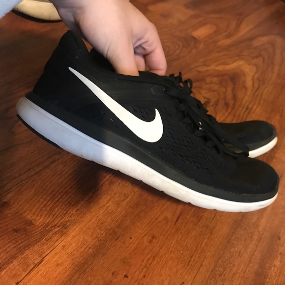 Black nike shoes - Picture 2 of 4