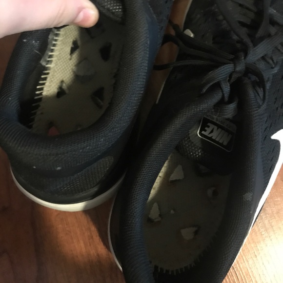 Black nike shoes - Picture 3 of 4