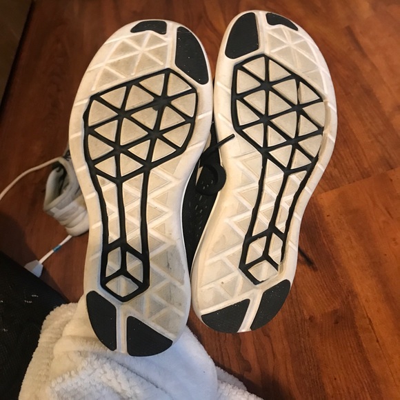 Black nike shoes - Picture 4 of 4