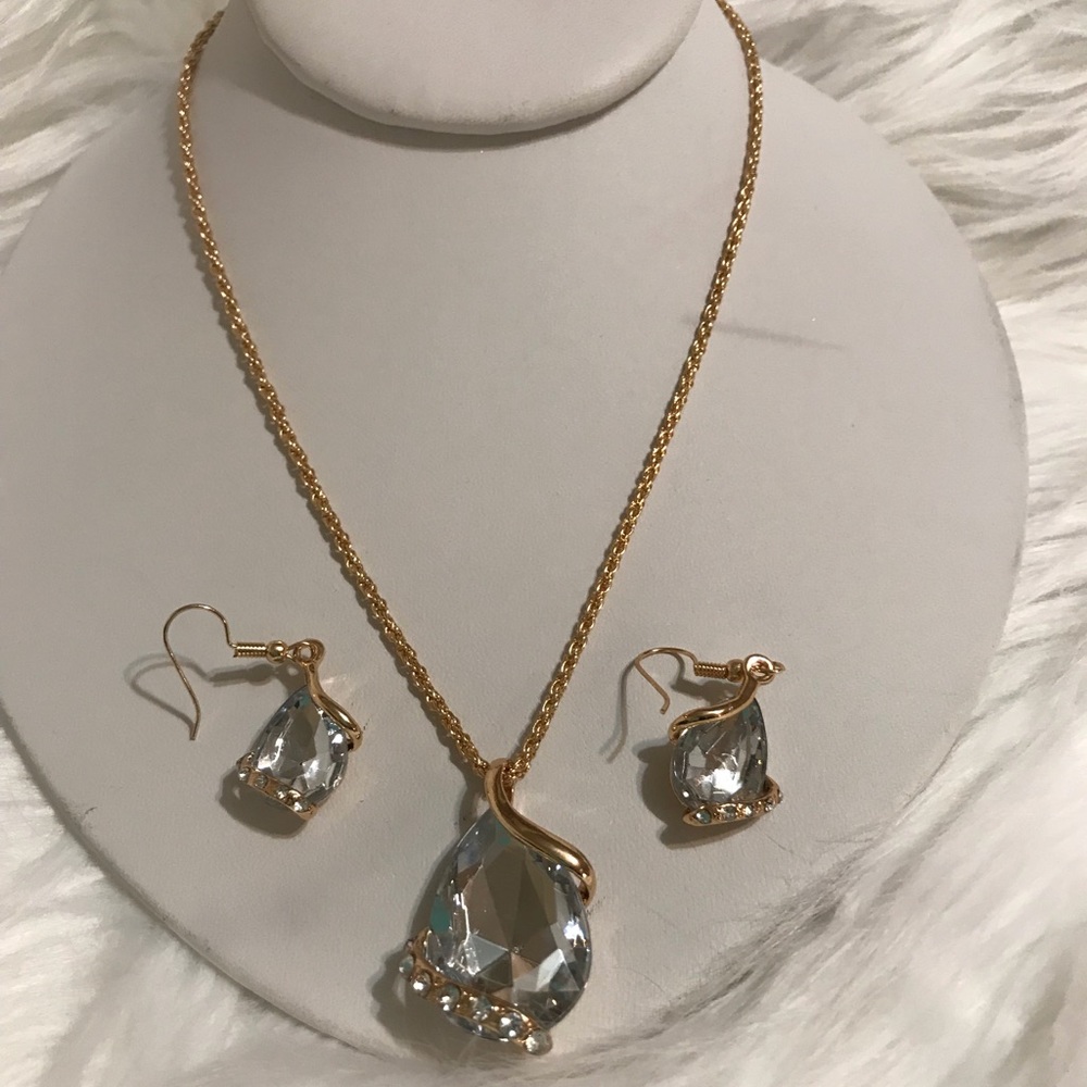 Classy Crystal and rhinestone necklace & Earrings - Picture 2 of 3