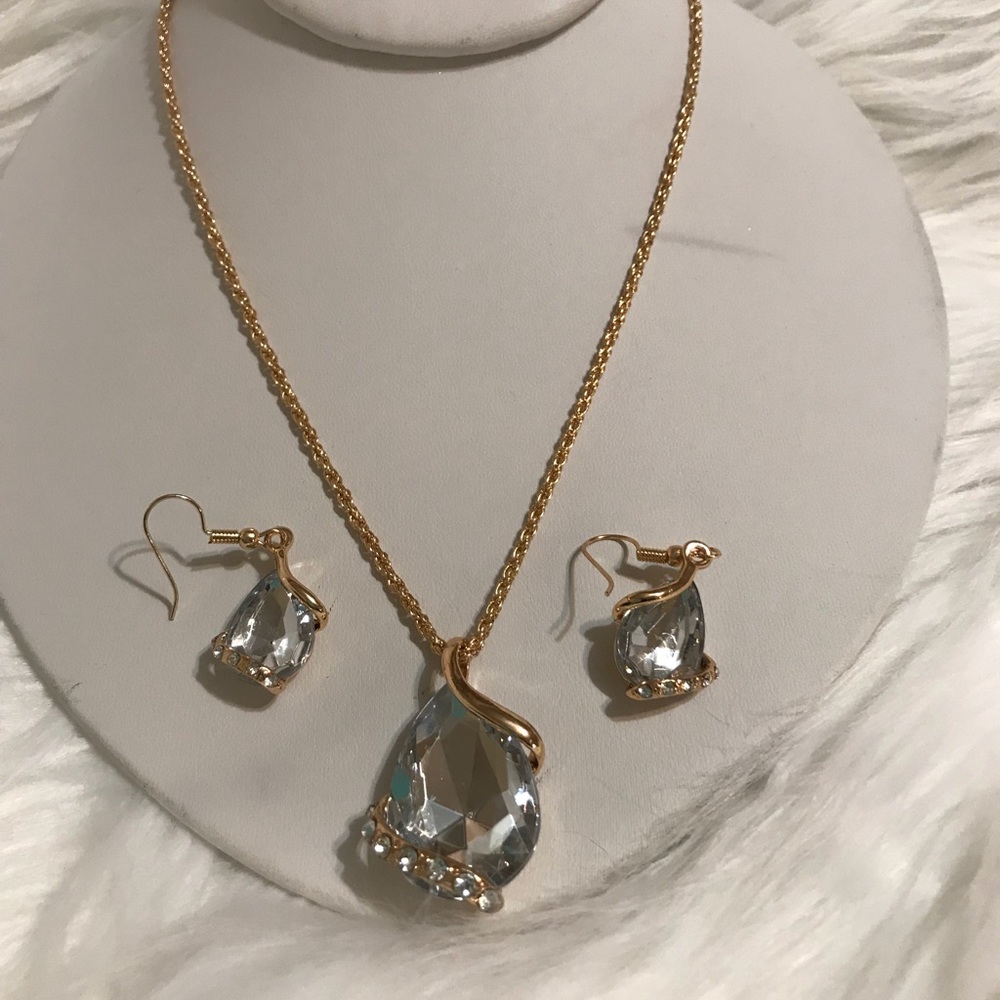 Classy Crystal and rhinestone necklace & Earrings - Picture 3 of 3