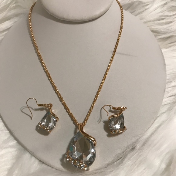 Classy Crystal and rhinestone necklace & Earrings - Picture 2 of 3
